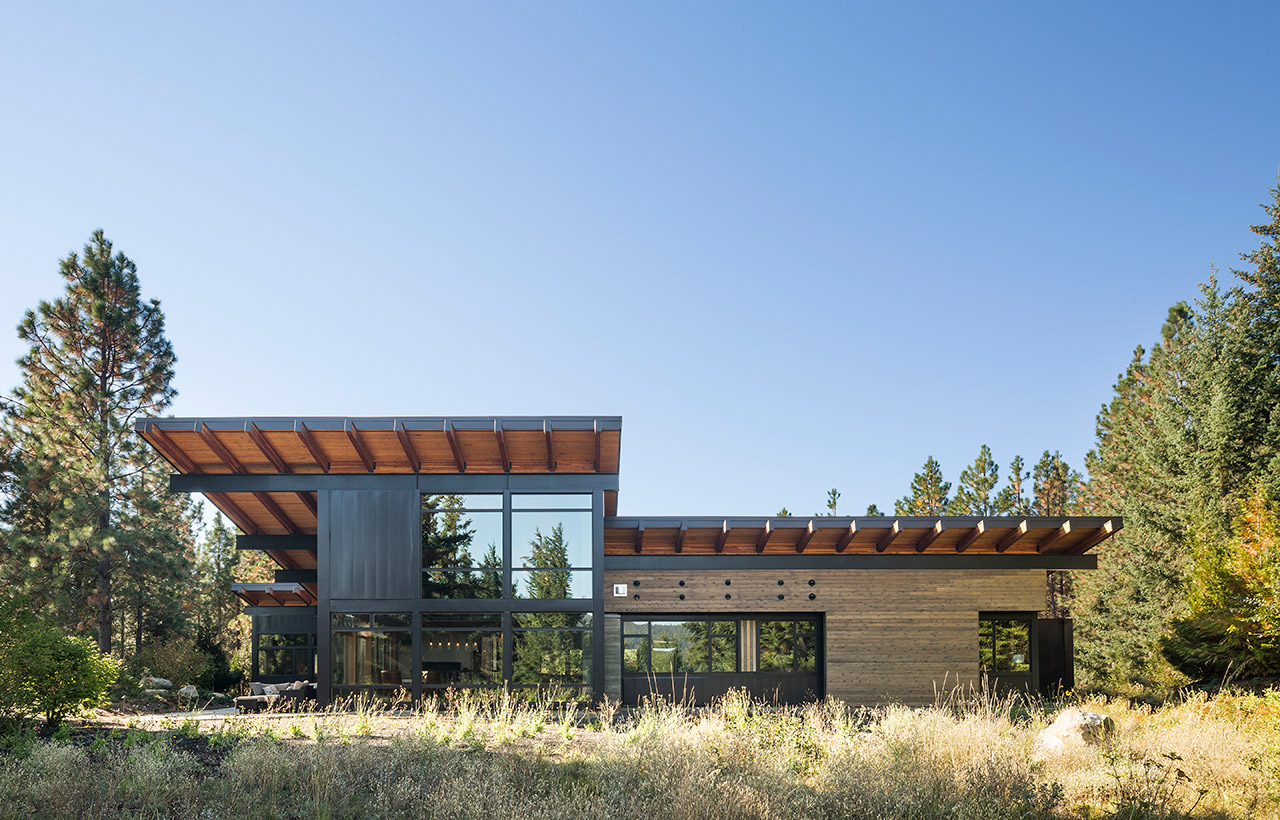 Front exterior view of Suncadia Resort net zero home by Seattle sustainable architecture firm